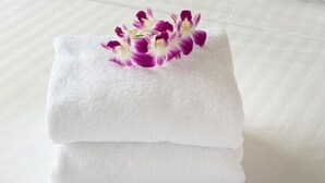 Buồng tắm vòi sen, khăn tắm 