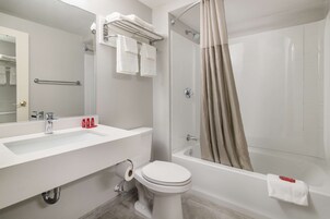 Bañera con ducha, secador de pelo, toallas