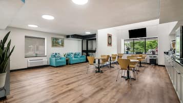 Desayuno continental gratuito y diario