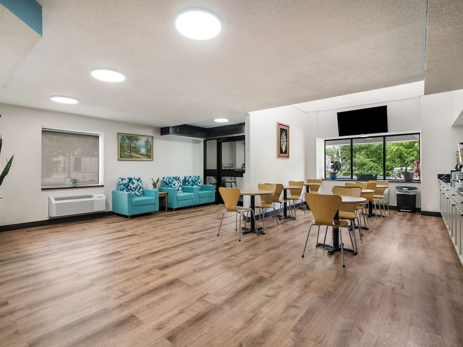 Tägliches inbegriffenes kontinentales Frühstück