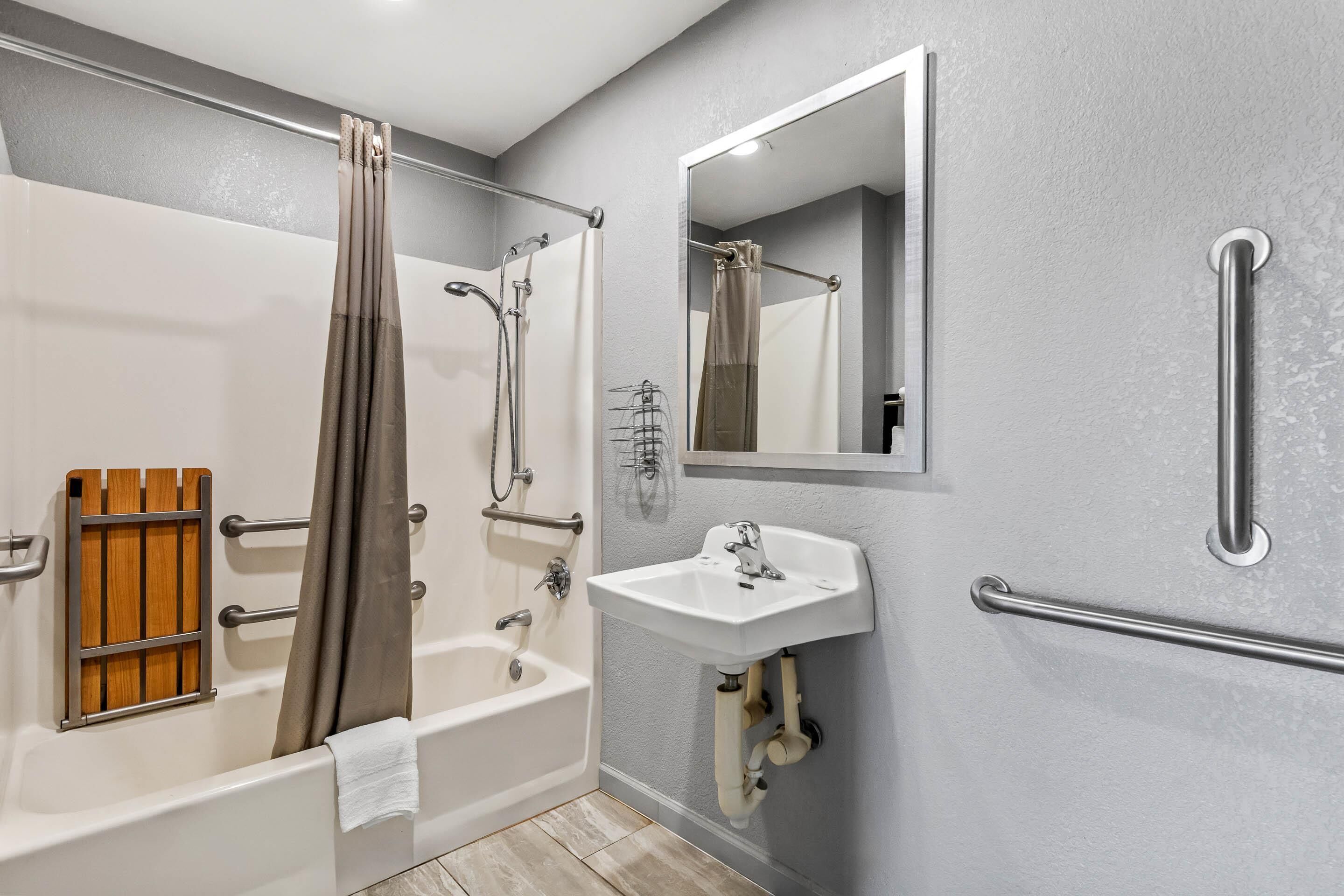 Combined shower/tub, towels