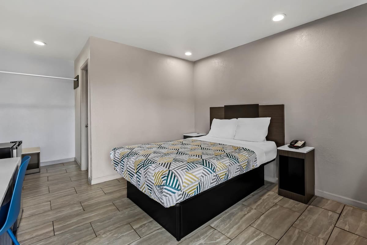 Standard Room, 1 Queen Bed, Accessible, Non Smoking | Free WiFi, bed sheets