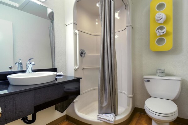 Combined shower/bathtub, towels
