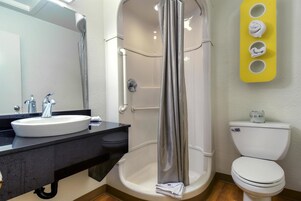 Combined shower/tub, towels