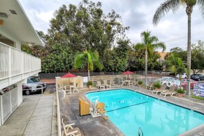 Outdoor pool - Motel 6 Whittier, CA - Los Angeles (Whittier)