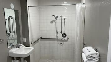 Habitación estándar, 1 cama matrimonial, con acceso para personas discapacitadas, para no fumadores | Baño | Regadera y toallas