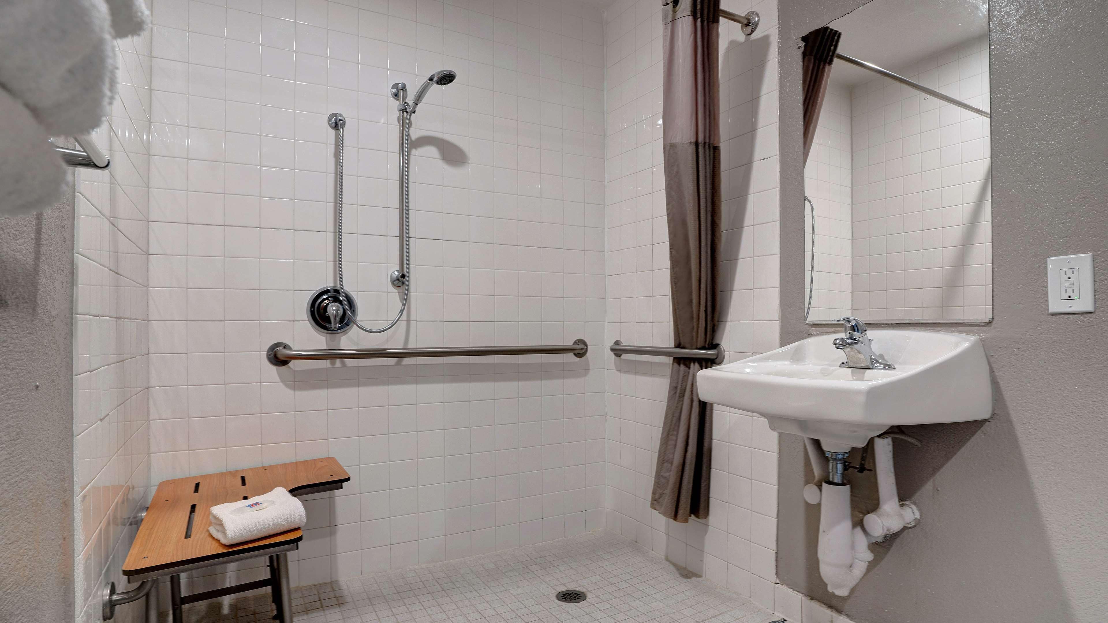 Habitación estándar, 1 cama matrimonial, con acceso para personas discapacitadas, para no fumadores | Baño | Regadera y toallas 