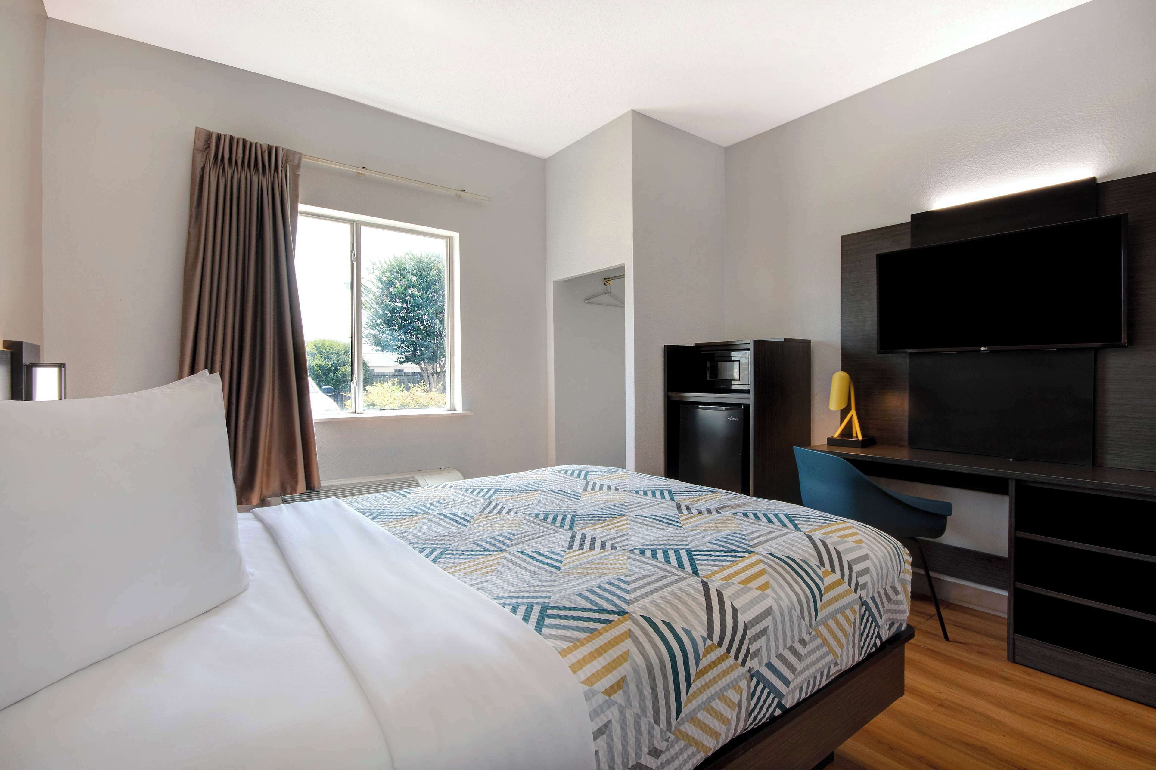 Escritorio, espacio para trabajar con laptop y wifi gratis 