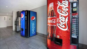 Automatische verkoopautomaten voor Pepsi en Coca-Cola in een moderne, overdekte ruimte.