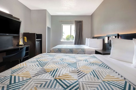 Desk, laptop workspace, free WiFi, bed sheets. Motel 6 San Antonio, TX - South