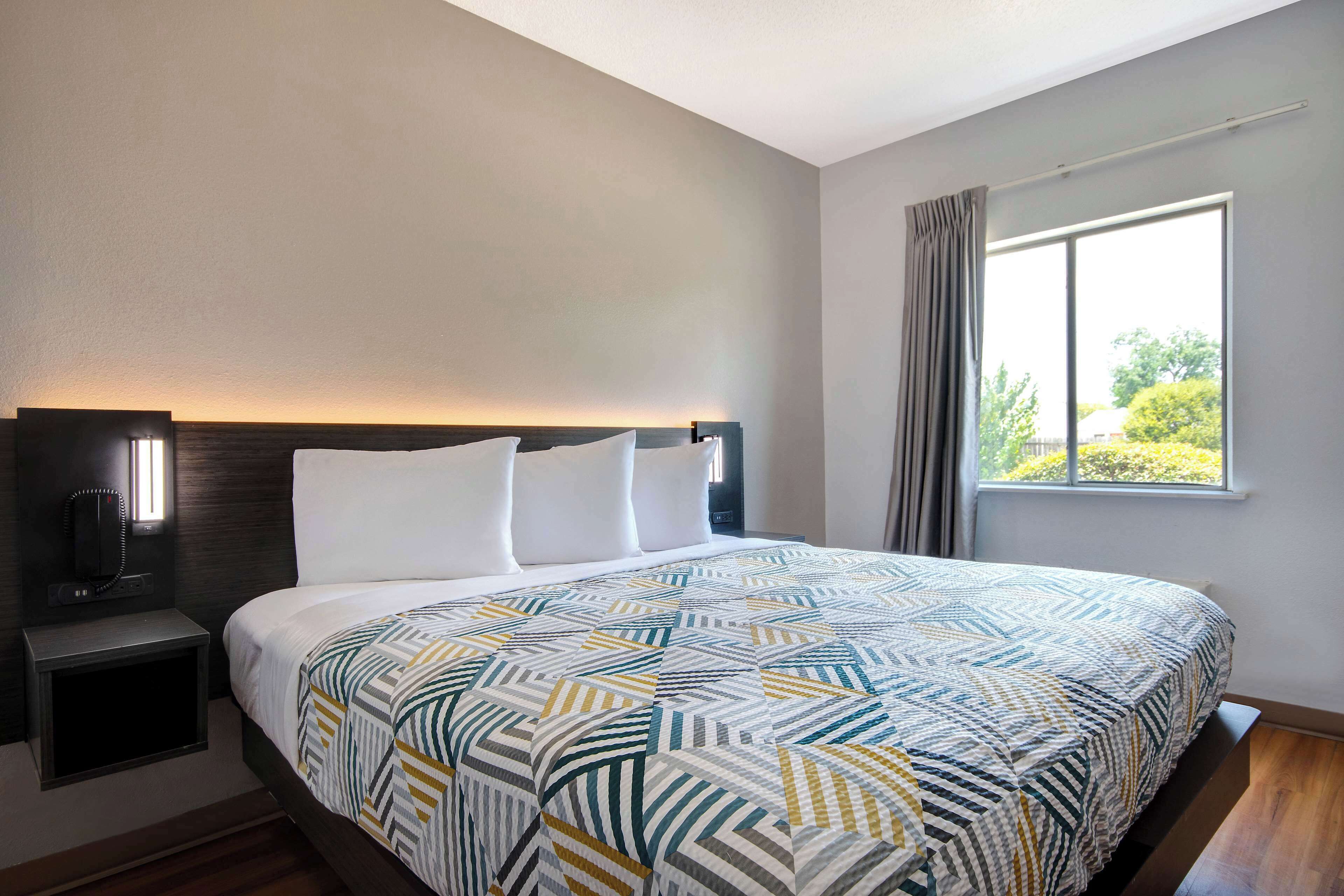 Desk, laptop workspace, free WiFi, bed sheets