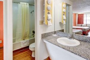 Ducha y bañera combinadas, toallas y jabón