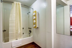 Combined shower/tub, towels, soap - Motel 6 Union City, GA - Atlanta Airport (Union City)