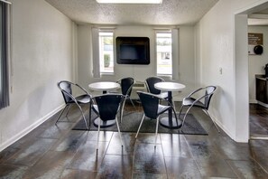 Lobby lounge - Motel 6 Union City, GA - Atlanta Airport (Union City)