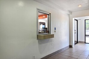 Interior - Motel 6 Carlsbad, NM (Carlsbad)