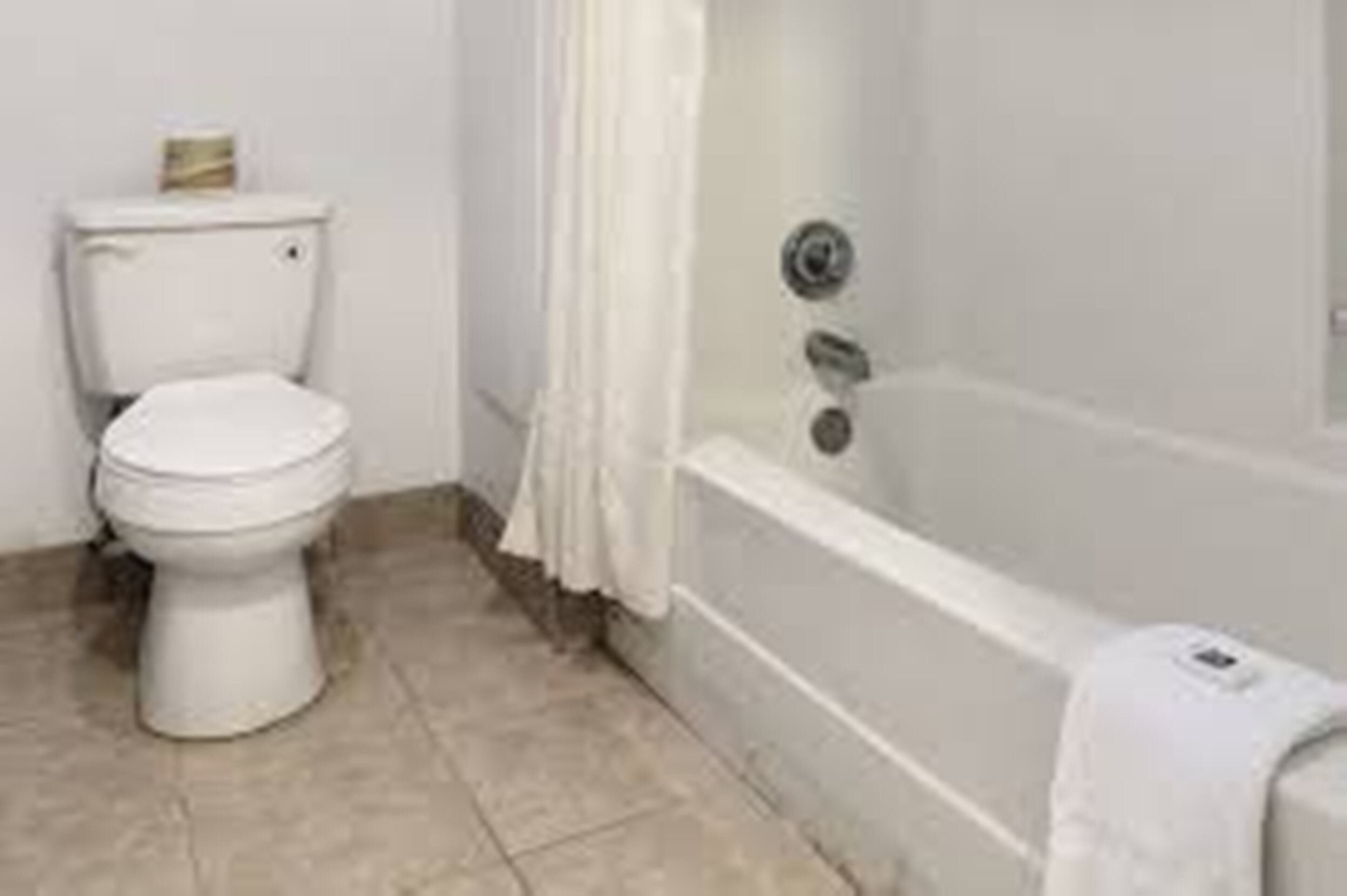 Combined shower/bathtub, towels