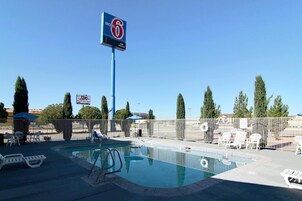 Una piscina al aire libre de temporada