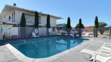 Piscine extérieure (ouverte en saison)