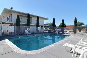 Seasonal outdoor pool - Motel 6 Carlsbad, NM (Carlsbad)