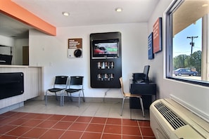 Lobby sitting area - Motel 6 Carlsbad, NM (Carlsbad)