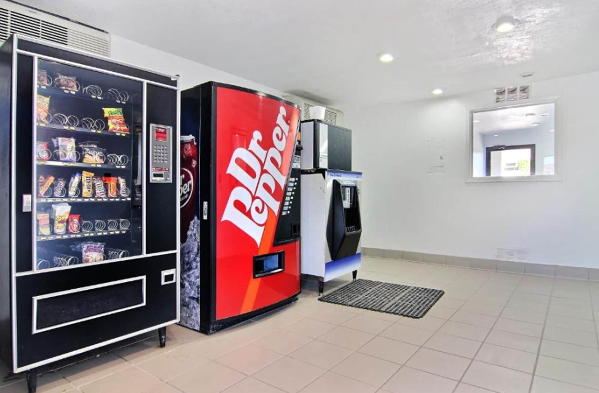 Un espace équipé de distributeurs automatiques, notamment un distributeur de Dr. Pepper et un distributeur d’eau.