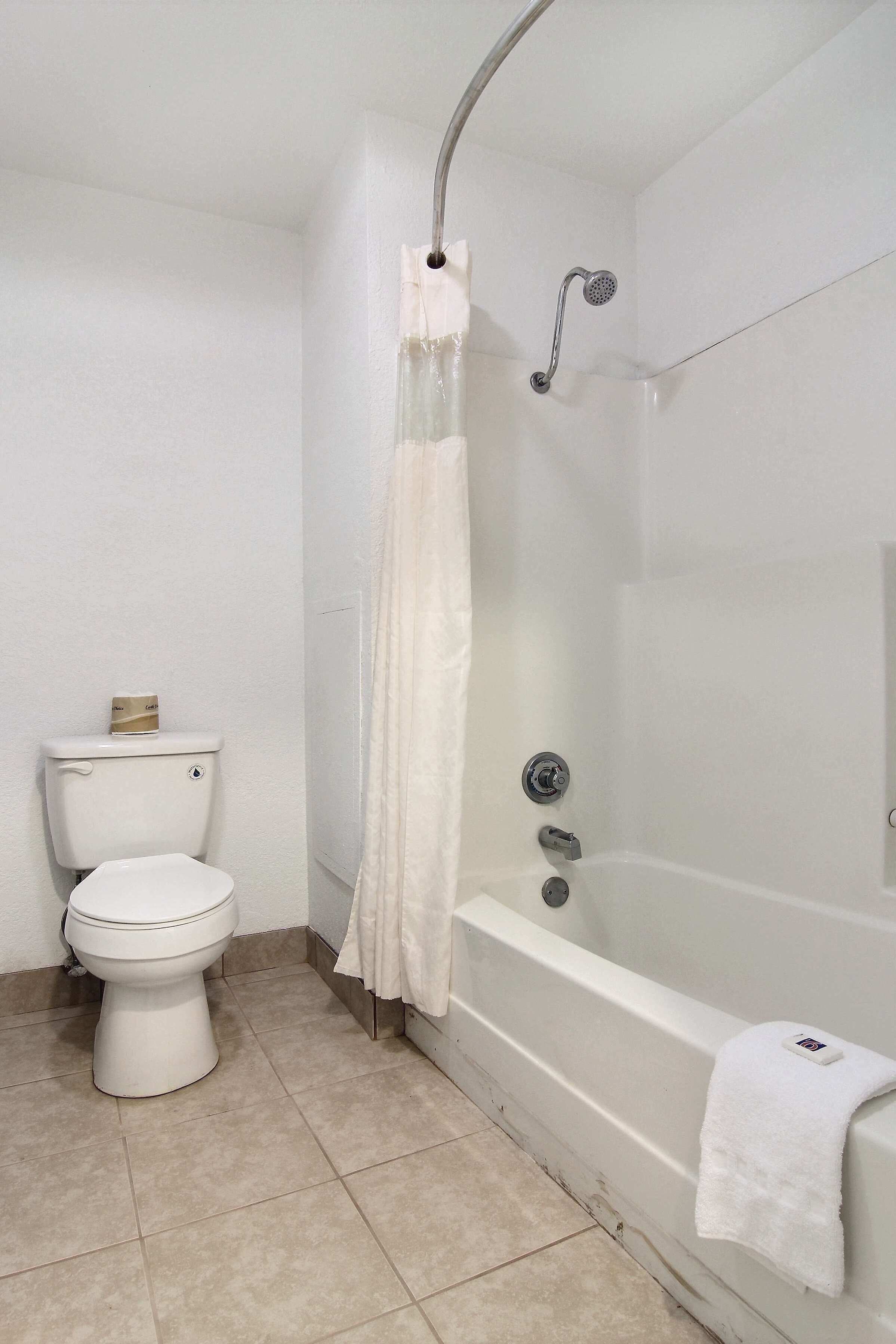 Combined shower/bathtub, towels
