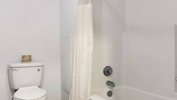 Combined shower/bathtub, towels