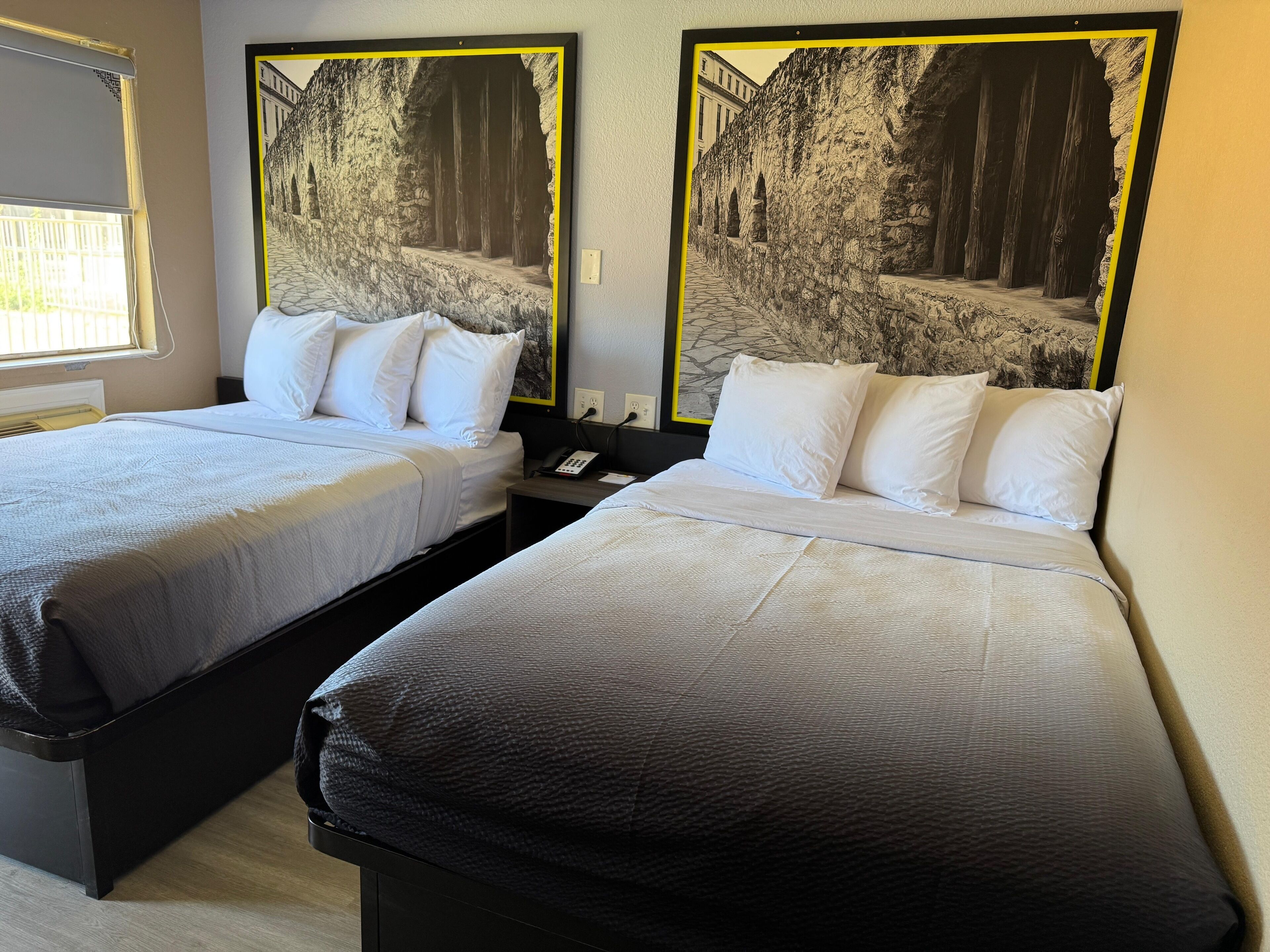 Escritorio, espacio para trabajar con laptop y wifi gratis 