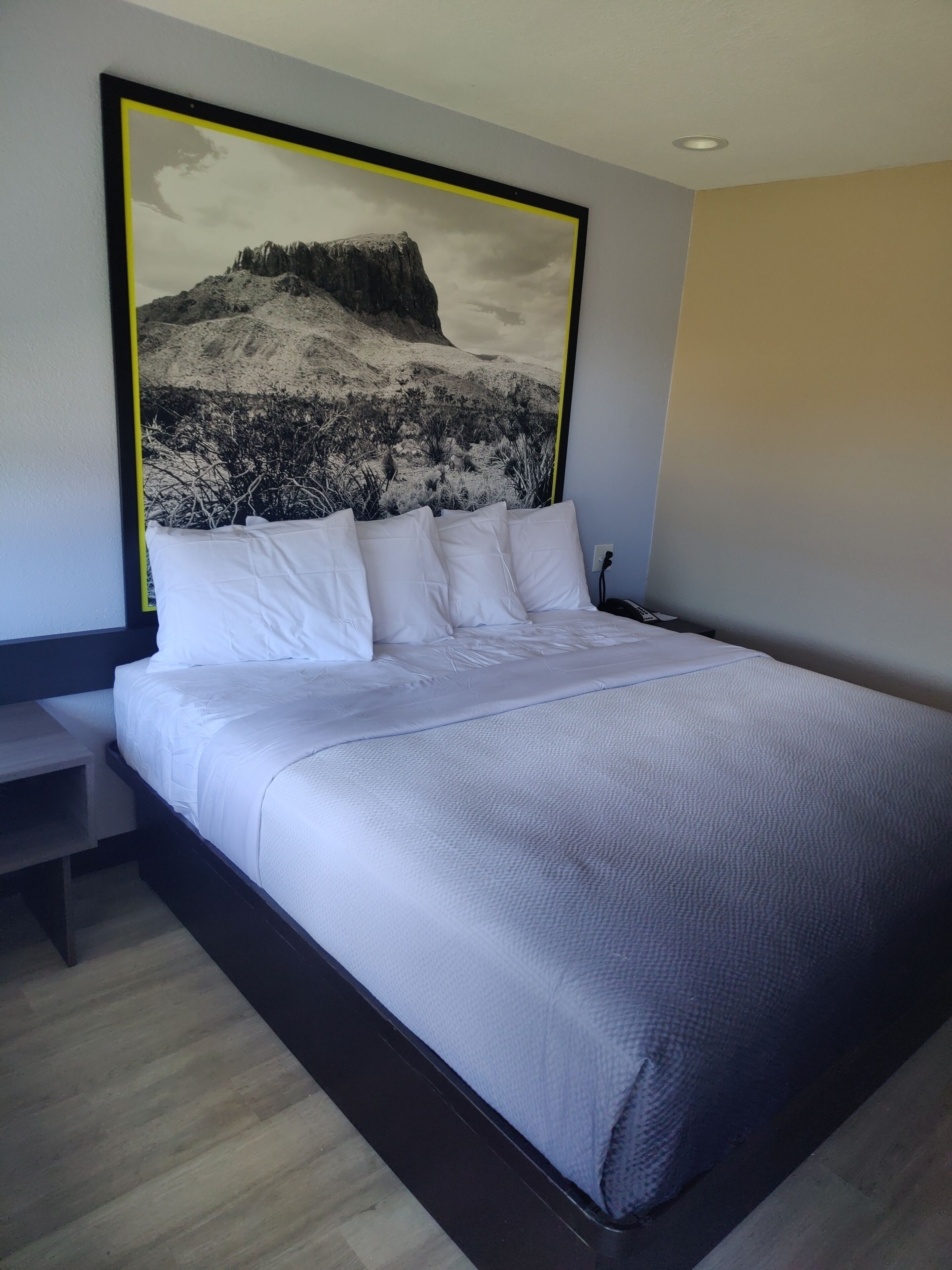 Escritorio, espacio para trabajar con laptop y wifi gratis 