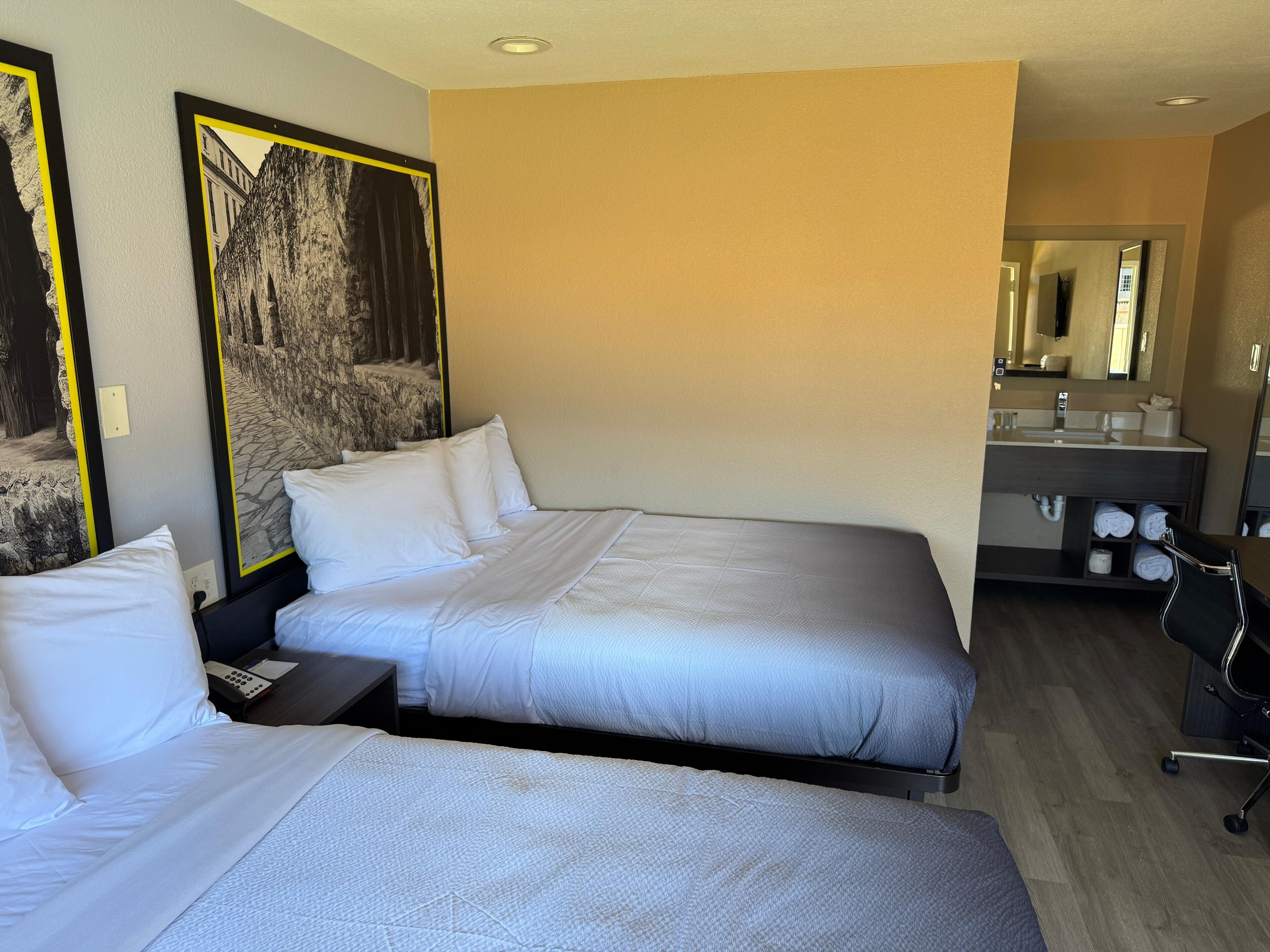 Escritorio, espacio para trabajar con laptop y wifi gratis 