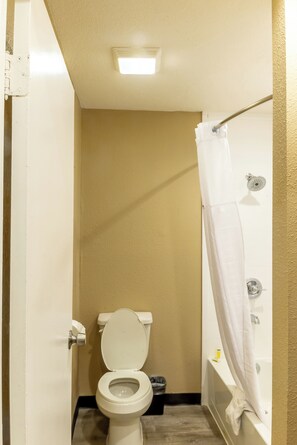 Desk, laptop workspace, free WiFi, bed sheets - Super 8 by Wyndham Big Spring (Big Spring)