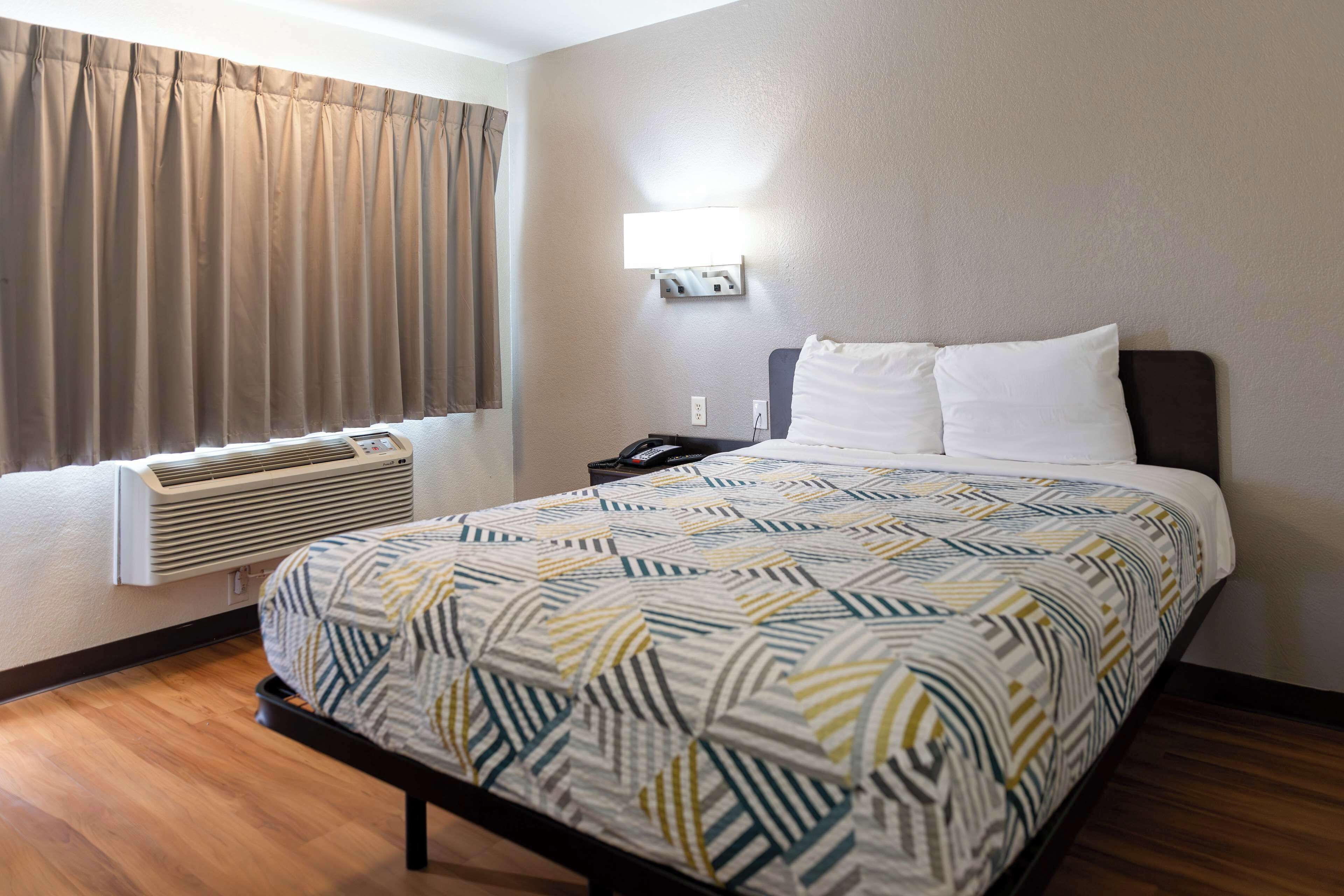 واي فاي مجانًا وملاءات أسرّة