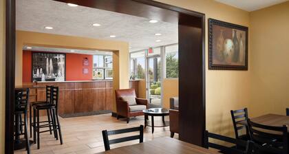 Super 8 by Wyndham Jackson