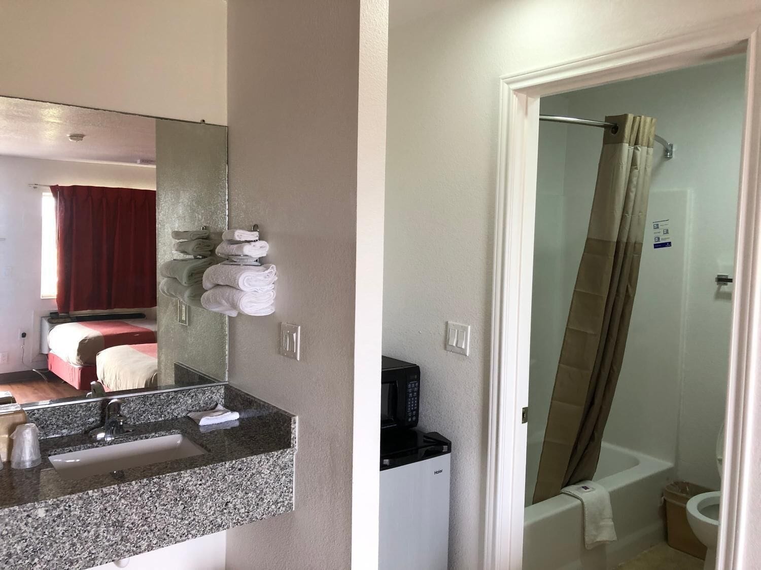 Kombinasi shower/bathtub dan handuk