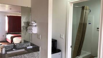 Combined shower/tub, towels