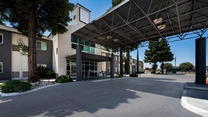 A modern building with a covered entrance, large windows, and a parking area. - Quality Inn Yuba City/Marysville (Yuba City)