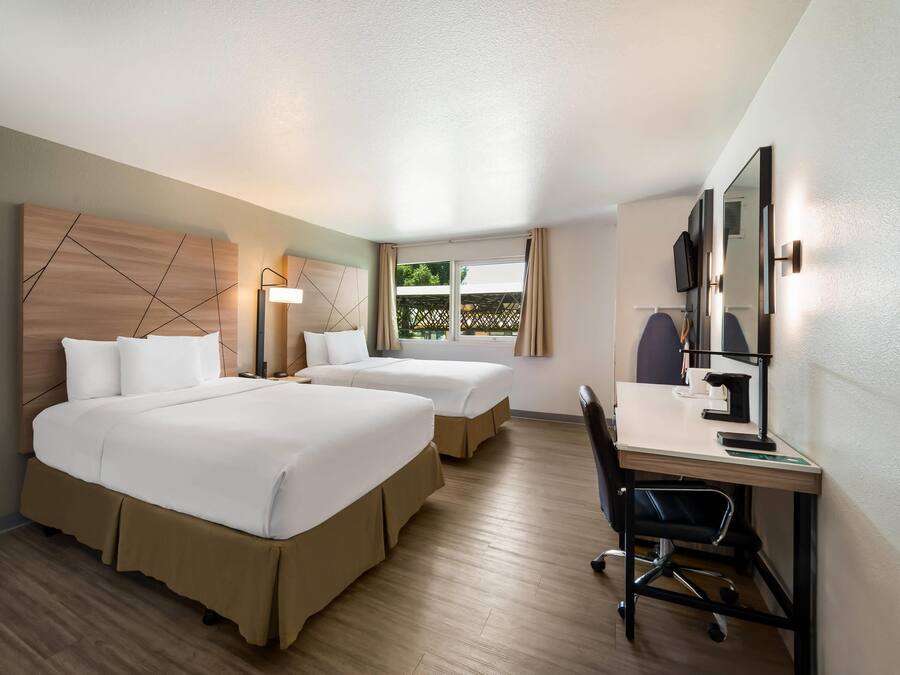 Skrivbord, mörklÀggningsgardiner, barnsÀngar och gratis wi-fi