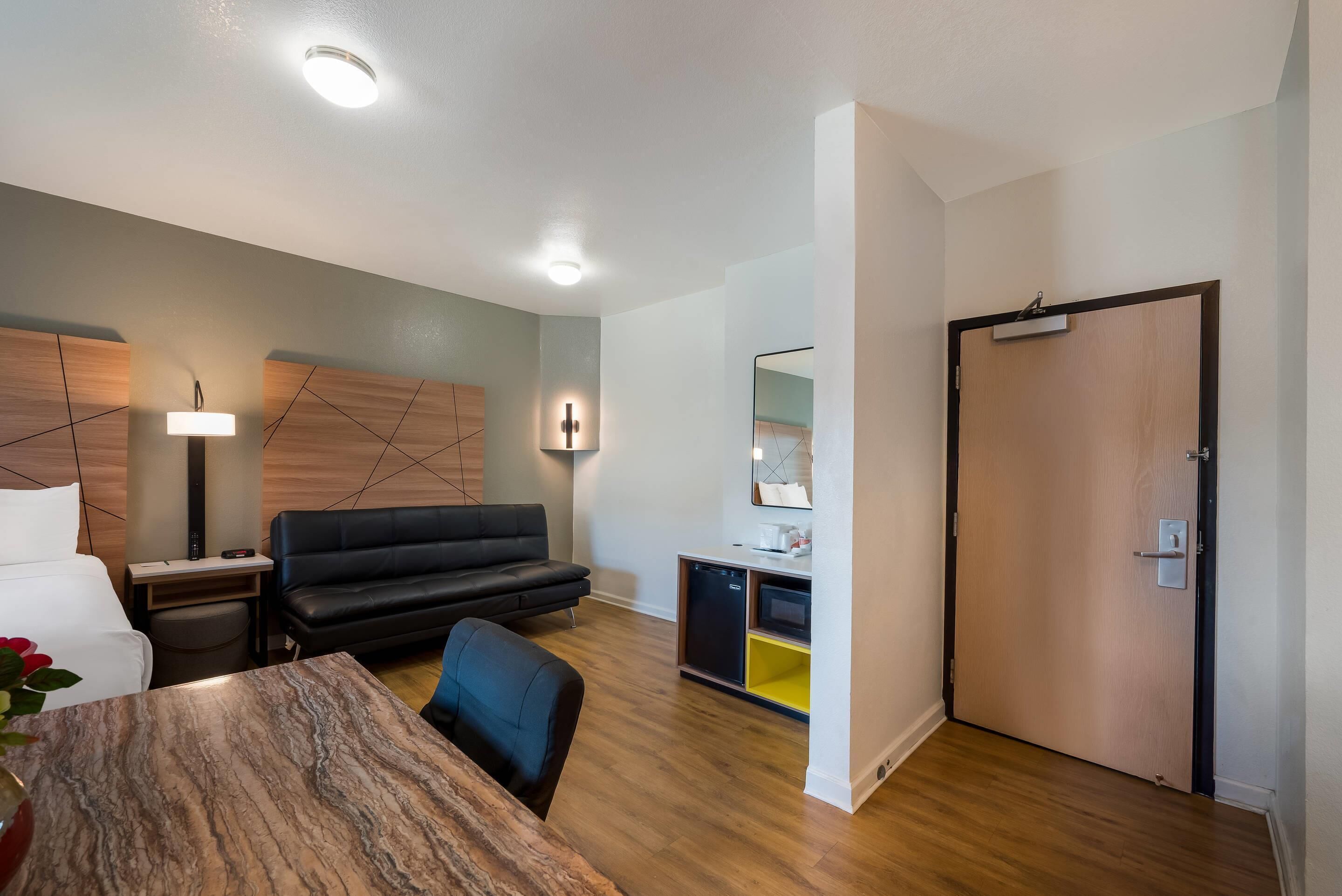 Habitación estándar, varias camas, para no fumadores | Escritorio, cortinas blackout, cunas y wifi gratis 