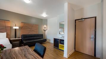 Habitación estándar, varias camas, para no fumadores | Escritorio, cortinas blackout, cunas y wifi gratis