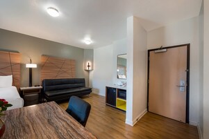 Standard Room, Multiple Beds, Non Smoking | Desk, blackout drapes, cribs/infant beds, free WiFi