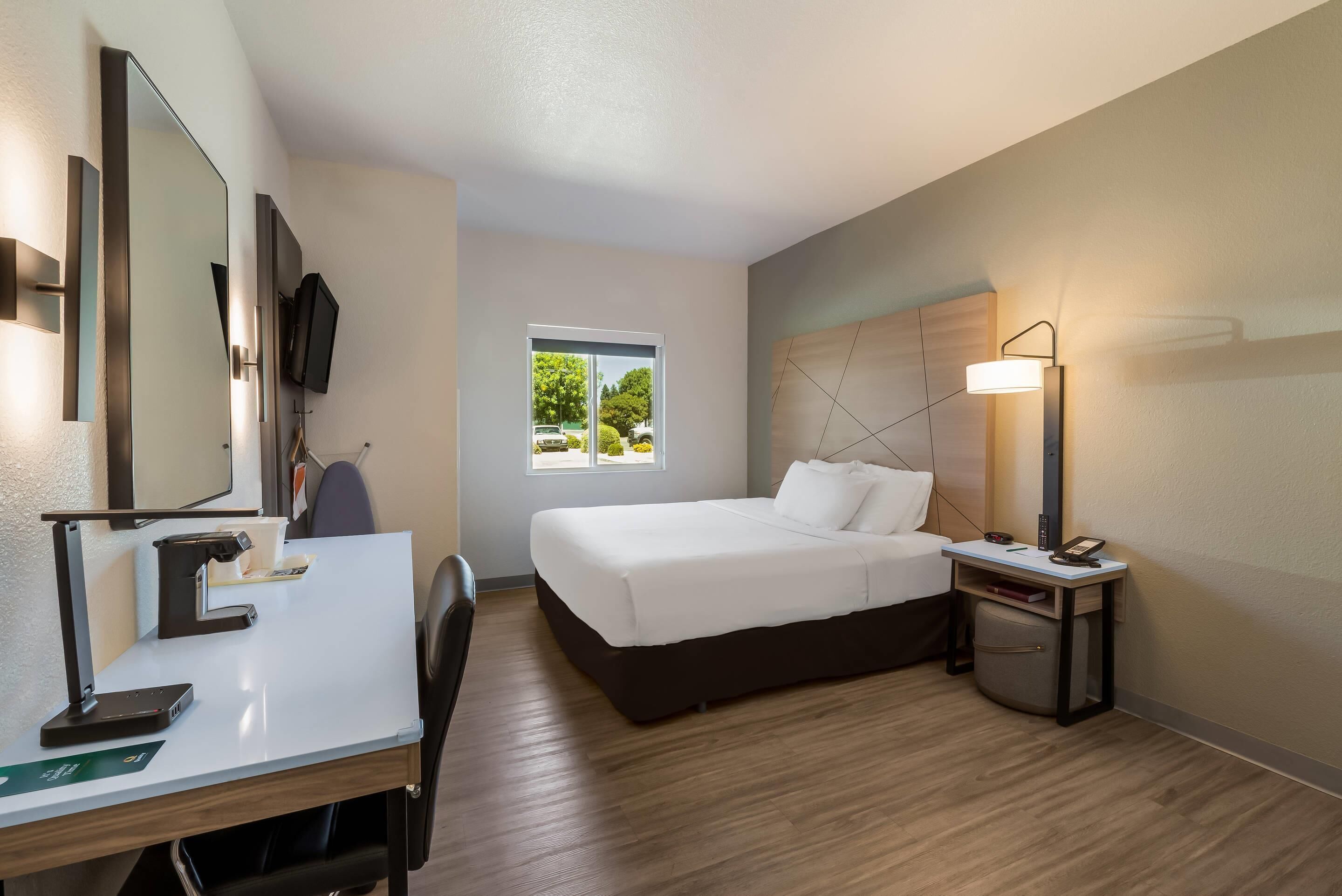 Standard Room, 1 King Bed, Non Smoking | Desk, blackout curtains, cots/infant beds, free WiFi