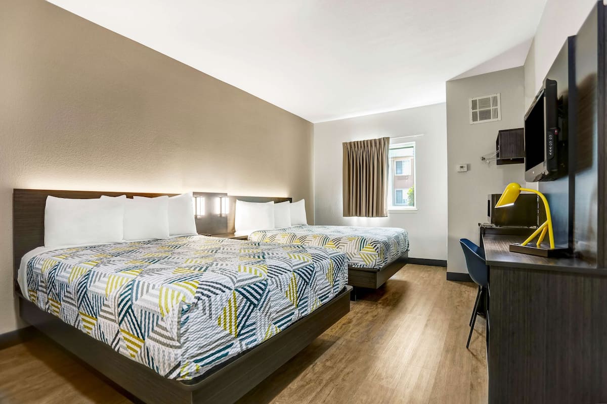 Wifi gratis, ropa de cama y despertador