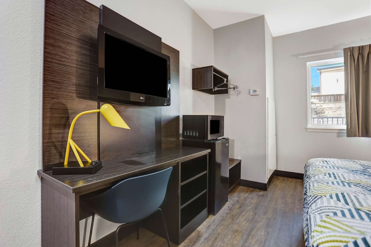 Free WiFi, bed sheets, alarm clocks