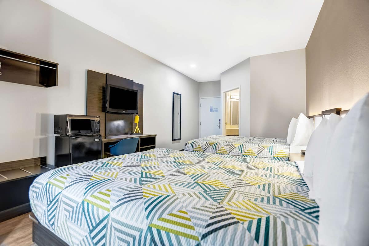 Wifi gratis, ropa de cama y despertador