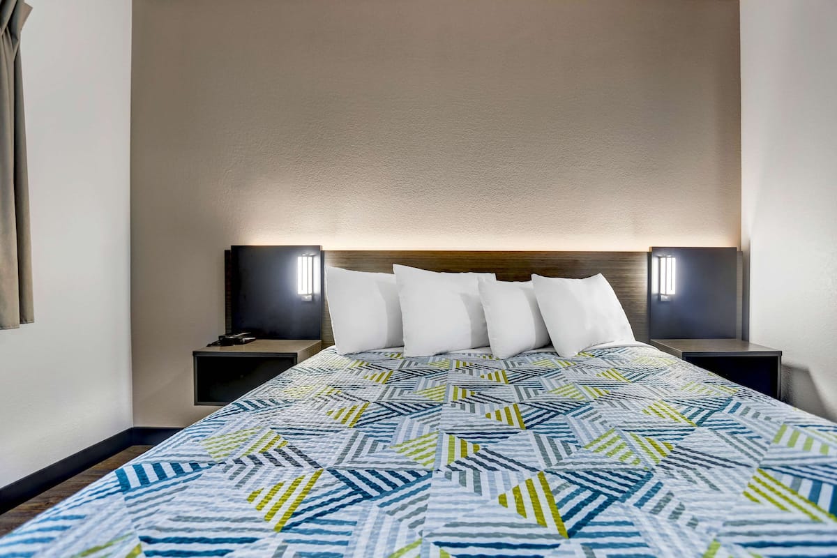 Wifi gratis, ropa de cama y despertador