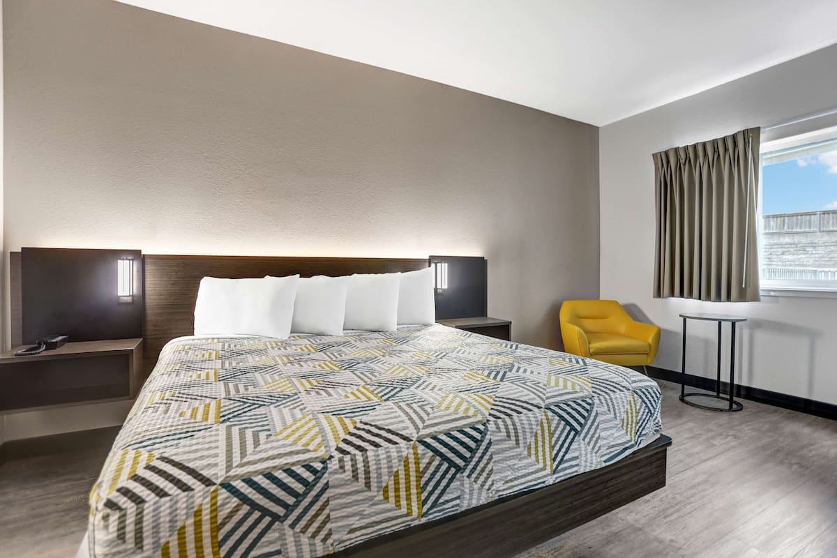 Wifi gratis, ropa de cama y despertador