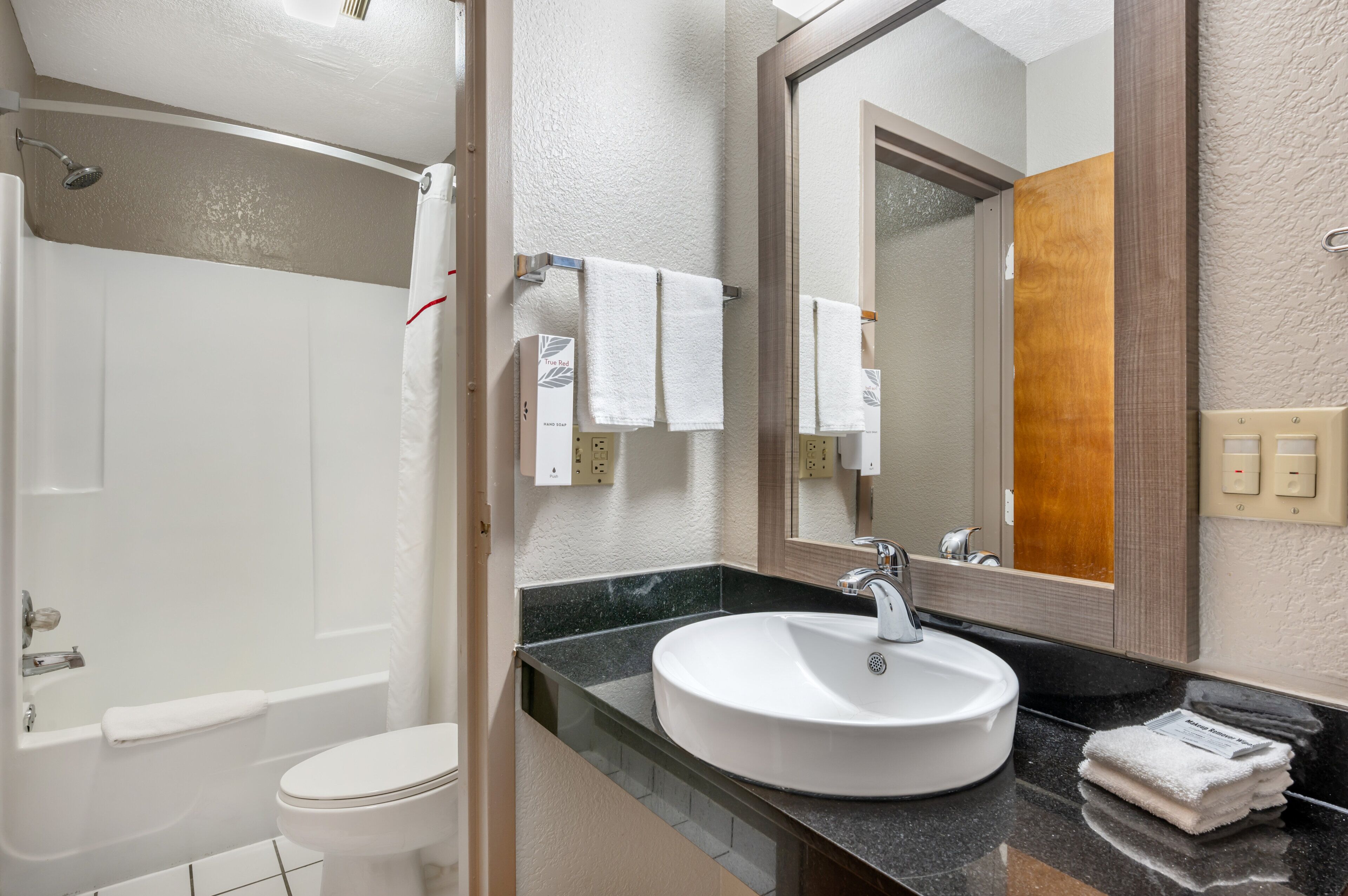 Bañera con ducha, toallas