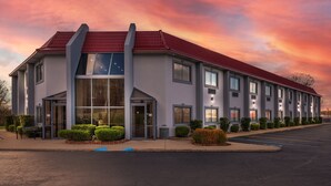 A modern hotel with a red roof, large windows, and a parking lot. - Red Roof Inn Greencastle South – Cloverdale (Cloverdale)