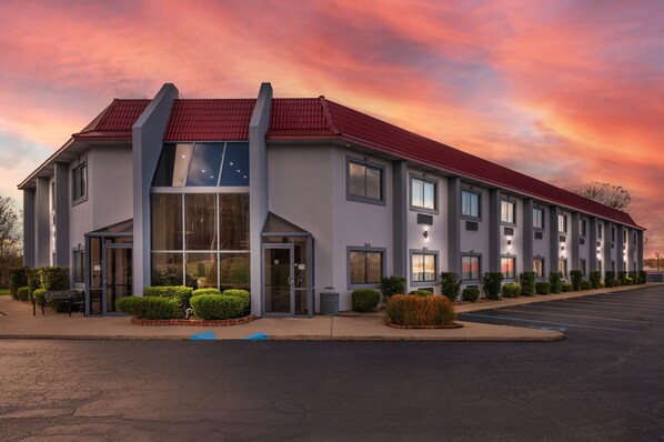 A modern hotel with a red roof, large windows, and a parking lot. - Red Roof Inn Greencastle South – Cloverdale (Cloverdale)