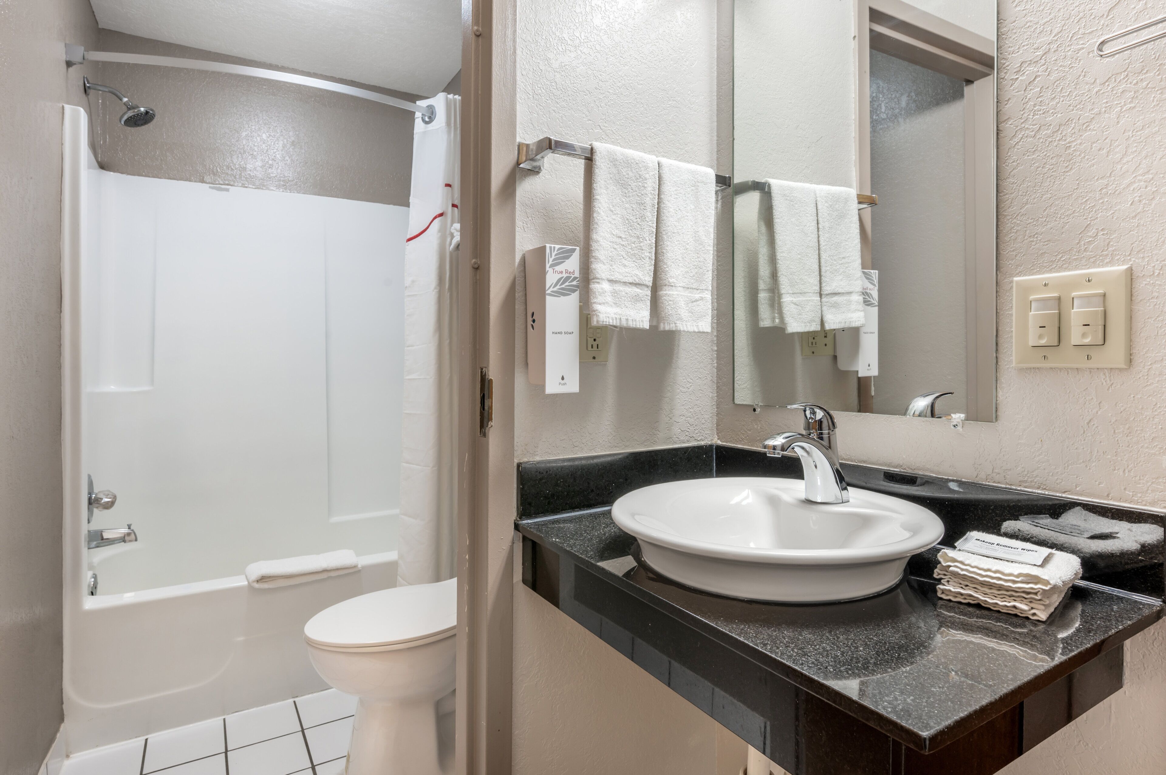 Combined shower/bathtub, towels